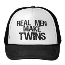 Los hombres reales hacen a gemelos gorros  