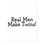 Los hombres reales hacen a los gemelos (el negro) postal