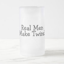 Los hombres reales hacen a los gemelos (el negro) tazas