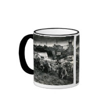 Los infantes de marina de WWII descargan fuentes e Tazas