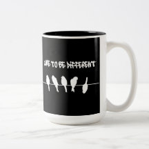 Los pájaros en un alambre - atrévase a ser diferen taza