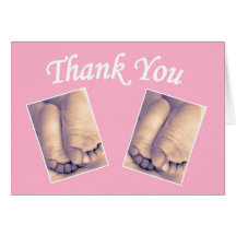 Los pequeños gemelos de los pies del bebé le agrad felicitación
