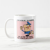 Los polis de la razón van a las tiendas de buñuelo tazas