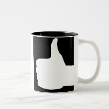 Los pulgares suben el gesto, negro detrás tazas de café