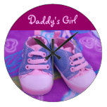 Los relojes de pared del chica del papá pican los  reloj de pared