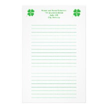 Los tréboles verdes arreglaron en el oro, efectos   papeleria de diseño