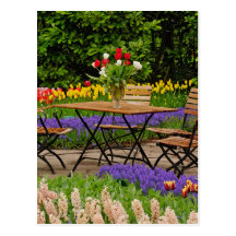 Los tulipanes de la tabla en el jardín, Keukenhof  Postal