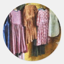 Los vestidos recolectados de la niña etiqueta