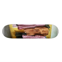 Los vestidos recolectados de la niña tablas de patinar
