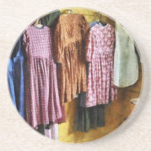 Los vestidos recolectados de la niña posavasos para bebidas