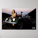 Lotti B encima del poster del coche