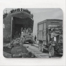 LST 368 que descarga en Anzio Alfombrillas De Ratones