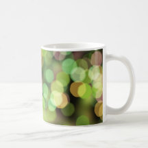 Luces festivas del verde y del rosa taza de café