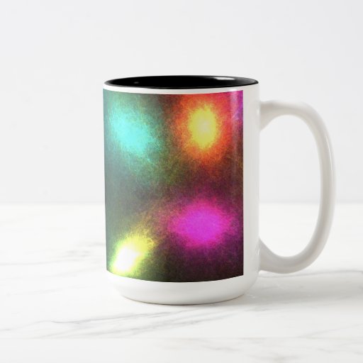 Luces que brillan intensamente tazas de café