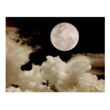 Luna grande que pasa detrás de las nubes tarjetas postales