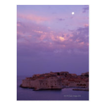Luna sobre ciudad vieja tarjetas postales