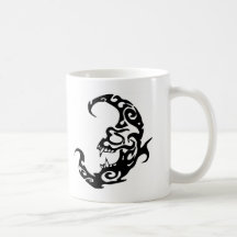 Luna tribal del mal del tatuaje tazas de café