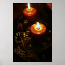 Luz de una vela y joyas posters