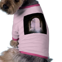 Luz en puerta en el final del Catacom oscuro largo Camisetas De Perro