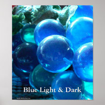 Luz y oscuridad azules poster