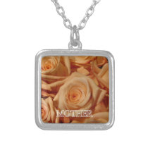 "Madre" con los rosas anaranjados collares