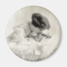Madre del vintage que besa al bebé en cuna iman de nevera