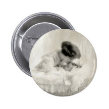 Madre del vintage que besa al bebé en cuna pins