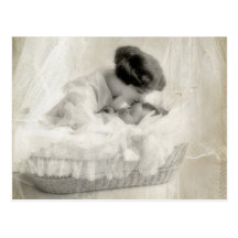 Madre del vintage que besa al bebé en cuna tarjetas postales