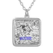 "Madre" en la plata collares
