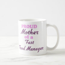 Madre orgullosa de un encargado de los alimentos d tazas