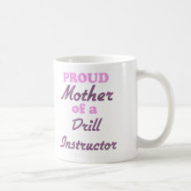 Madre orgullosa de un instructor de taladro taza