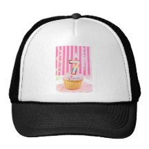 Magdalena del cumpleaños con el número 7 velas enc gorras