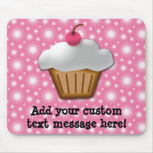 Magdalena del recorte con la cereza rosada en el t alfombrilla de ratón