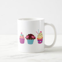 Magdalenas dulces del caramelo en una taza de la f