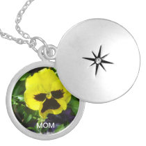 "Mamá" con el pensamiento amarillo collares