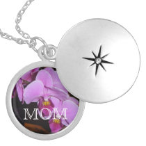 "Mamá" con la orquídea púrpura collares