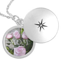 Mamá con los rosas rosados collares