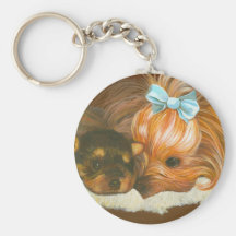 Mamá de Yorkie con el llavero del perrito