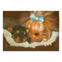 Mamá de Yorkshire Terrier con las tarjetas de nota