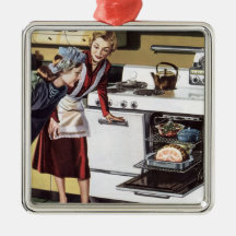 Mamá del vintage en la cocina que cocina el jamón  adornos de navidad