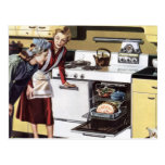 Mamá del vintage en la cocina que cocina el jamón  tarjetas postales
