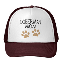 Mamá grande del Doberman de las patas Gorras