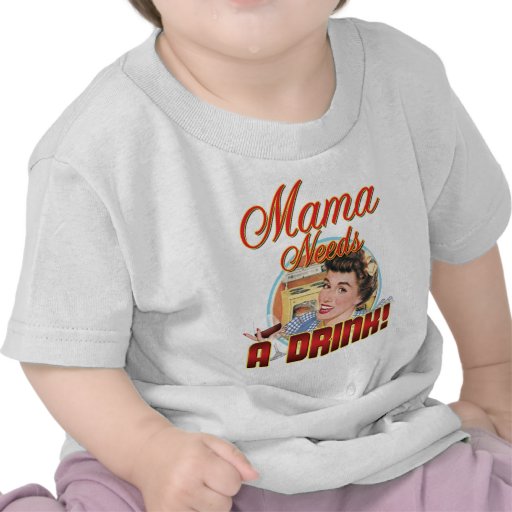 Mamá Needs una bebida Camisetas