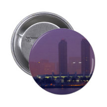 Mañana de la niebla de las ciudades de la ciudad d pins