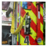 Manguera de bomberos en el coche de bomberos rayad azulejo