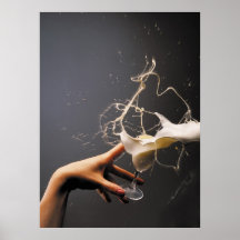 Mano con el vidrio que vuela de licor posters