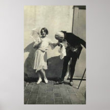 mano que se besa del hombre del niño que sostiene  poster