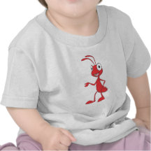 Mano roja de la hormiga para arriba que muestra al camiseta