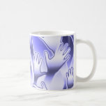Manos amigas azules metálicas tazas de café