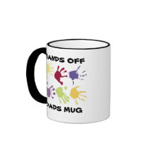 manos de la taza de café de los papás